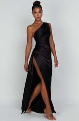 Saoirse - Abito lungo bodycon in satin con spalla scoperta