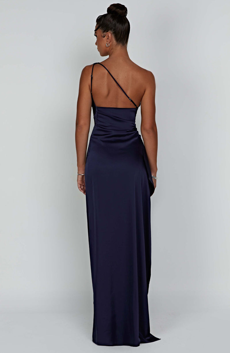 Saoirse - Abito lungo bodycon in satin con spalla scoperta
