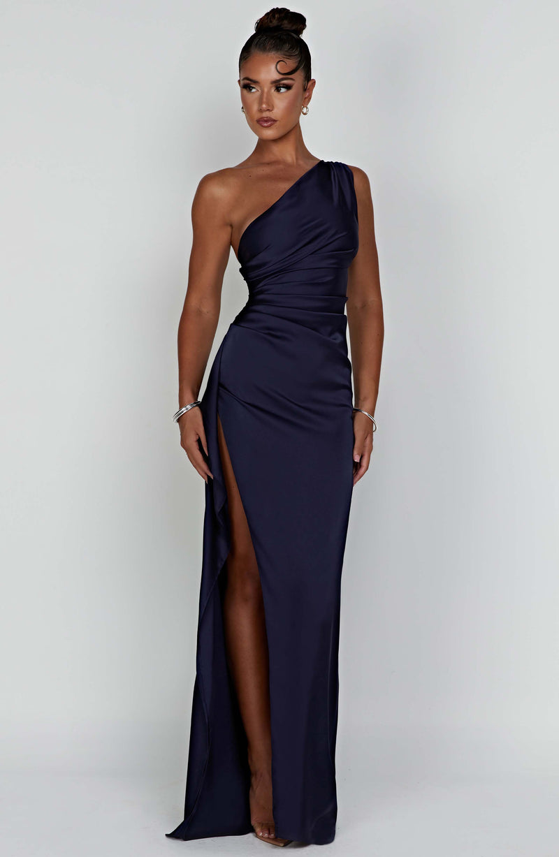 Saoirse - Abito lungo bodycon in satin con spalla scoperta
