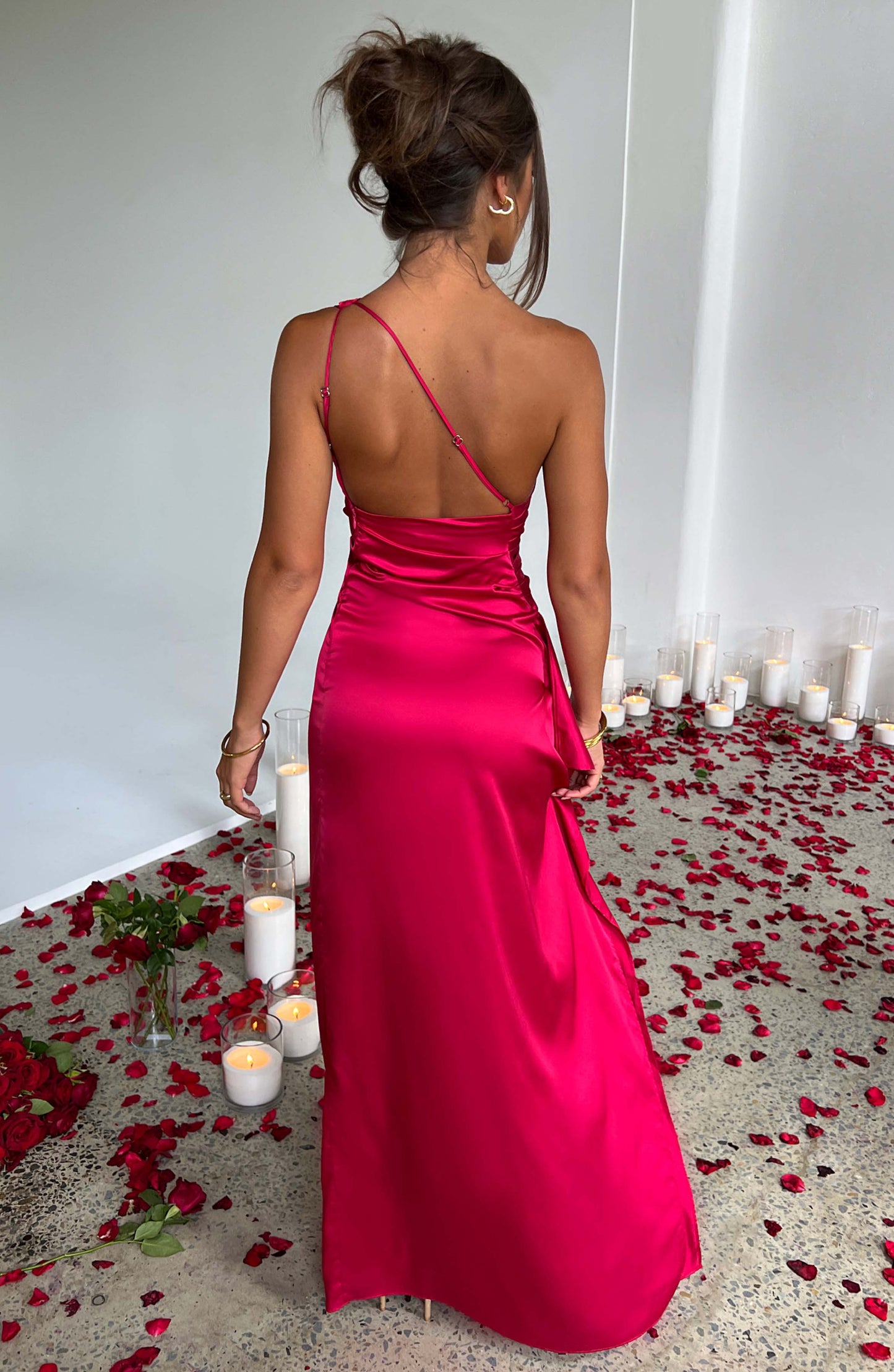 Saoirse - Abito lungo bodycon in satin con spalla scoperta