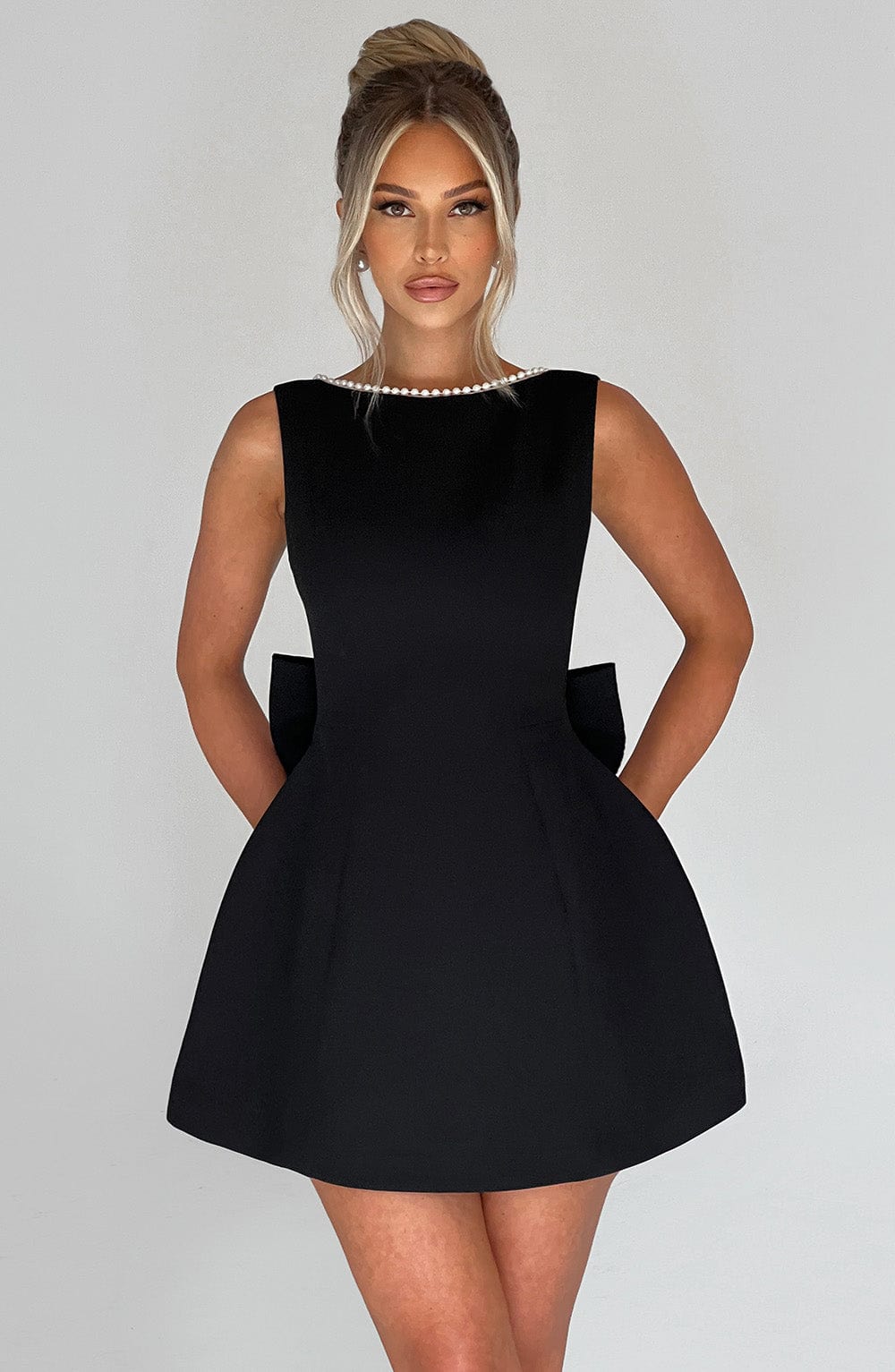 Elle™ | Mini Abito con Fiocco in Perle
