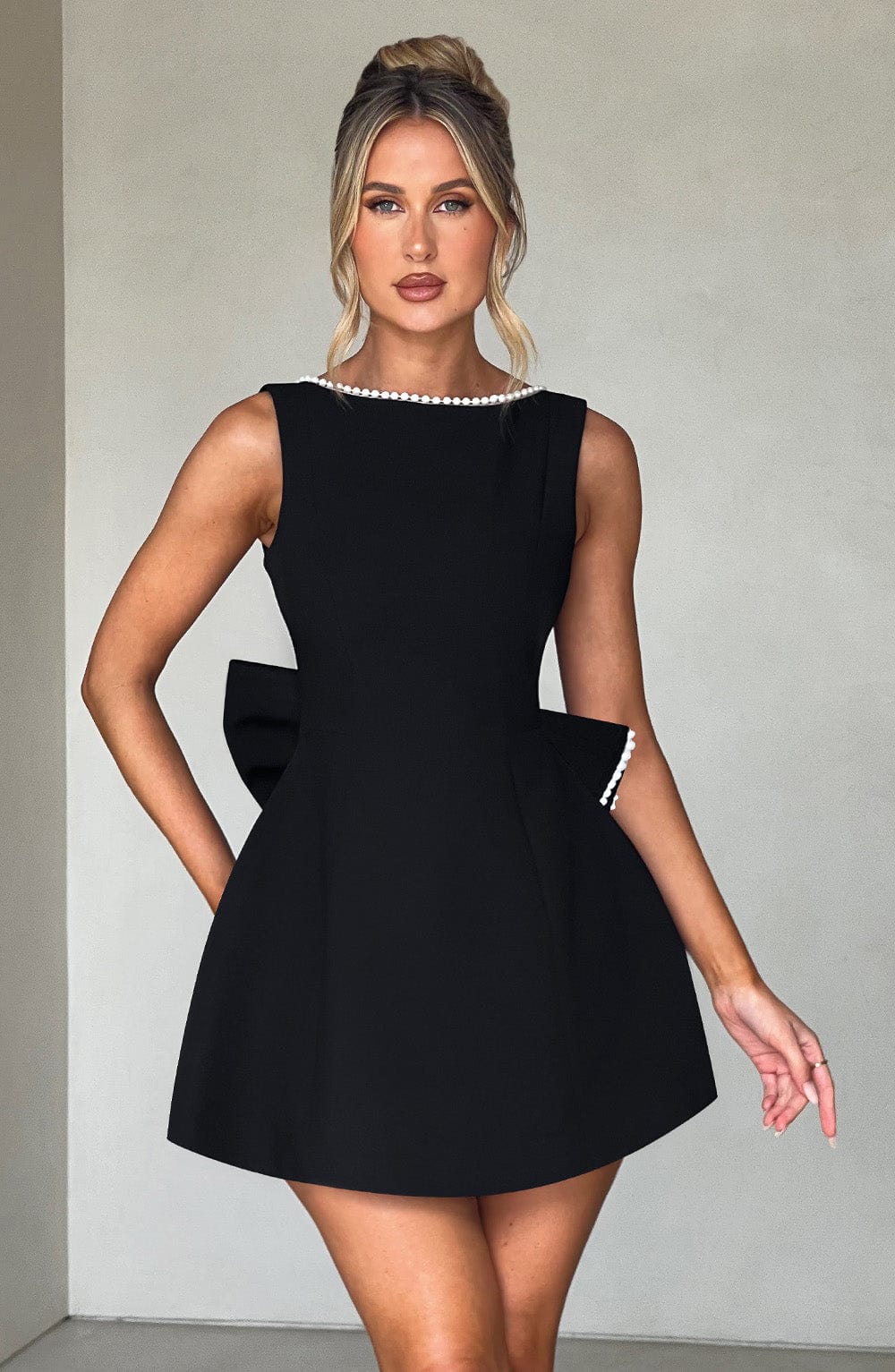 Elle™ | Mini Abito con Fiocco in Perle