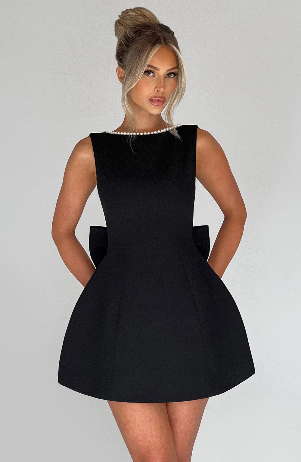 Elle™ | Mini Abito con Fiocco in Perle