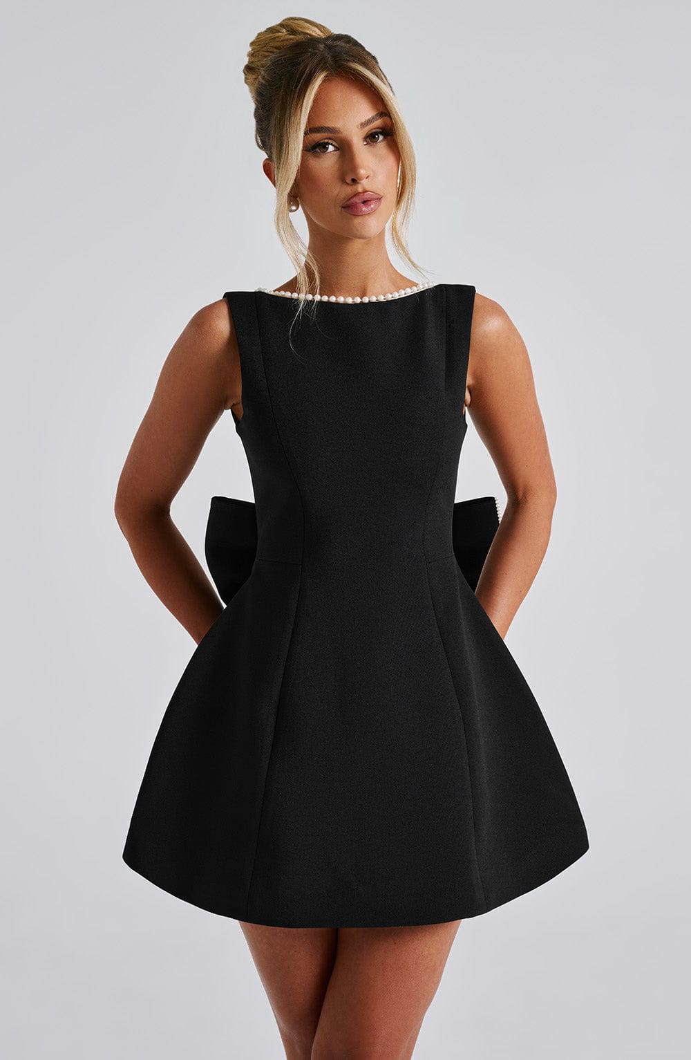 Elle™ | Mini Abito con Fiocco in Perle