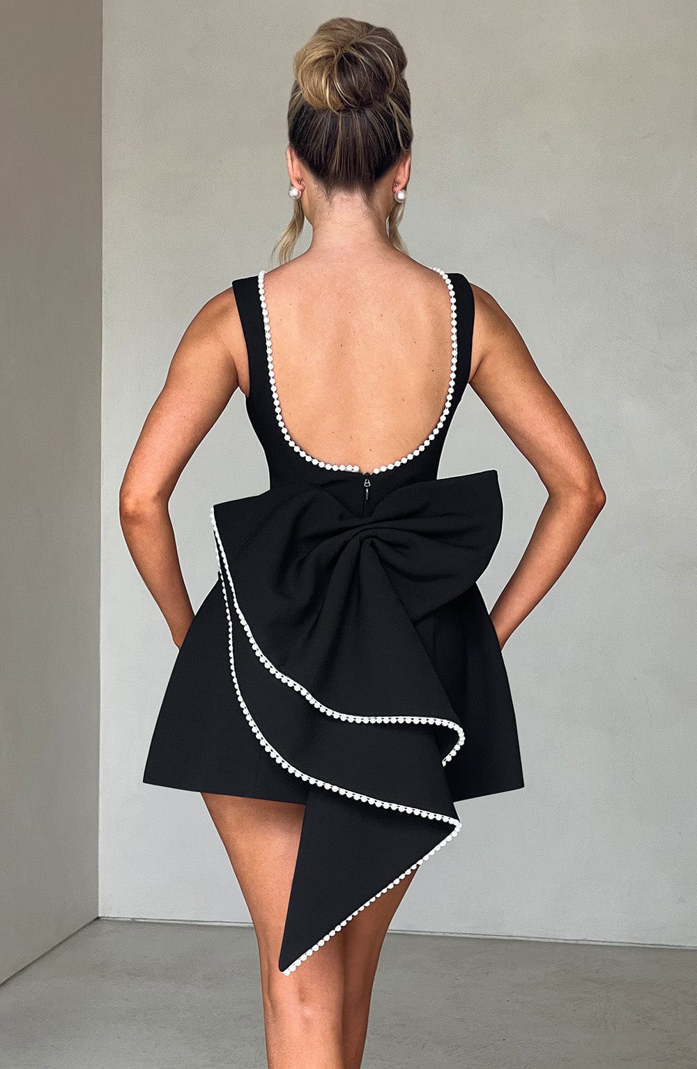Elle™ | Mini Abito con Fiocco in Perle